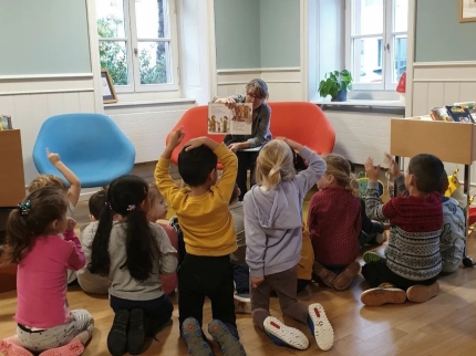 Bibliothekarin liest Kindern vor